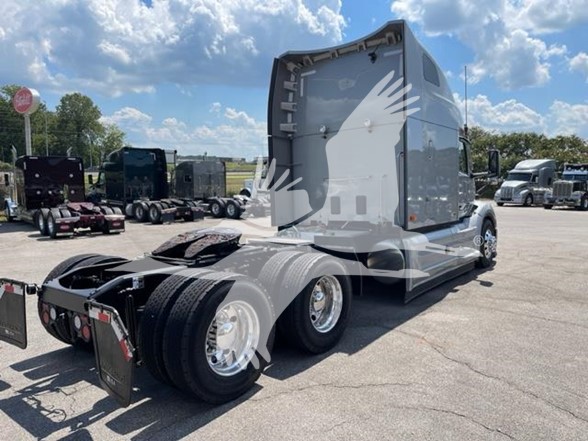 2024 PETERBILT 579 - image 3 of 6