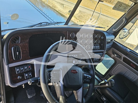 2024 PETERBILT 389 - image 5 of 6