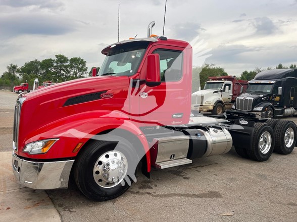 2025 PETERBILT 579 - image 1 of 6