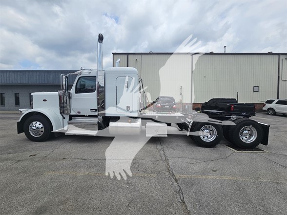 2025 PETERBILT 589 - image 3 of 6