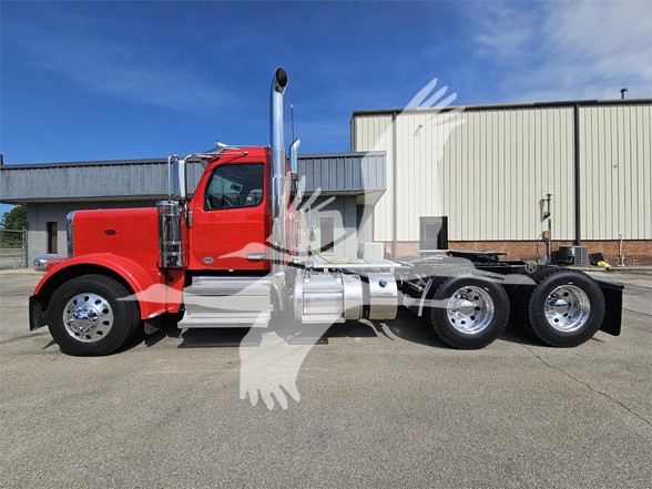 2025 PETERBILT 589 - image 3 of 6