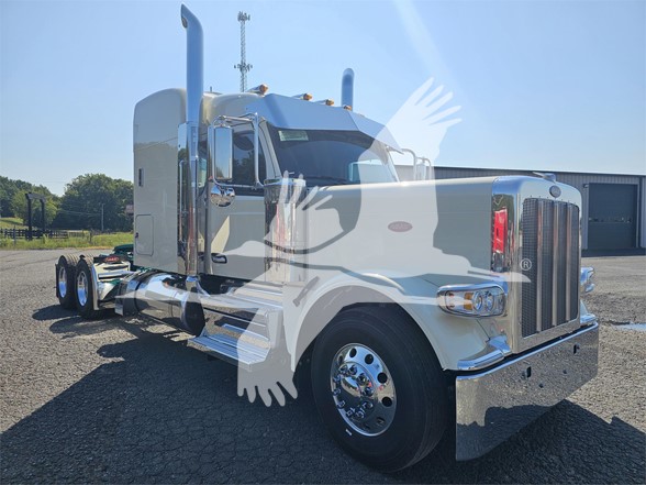 2025 PETERBILT 589 - image 2 of 6