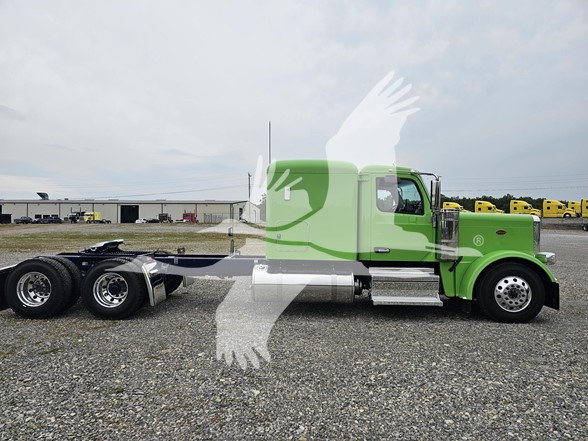 2025 PETERBILT 589 - image 2 of 6