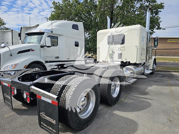 2025 PETERBILT 589 - image 4 of 6