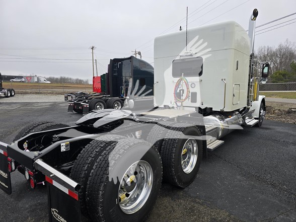 2025 PETERBILT 589 - image 3 of 6